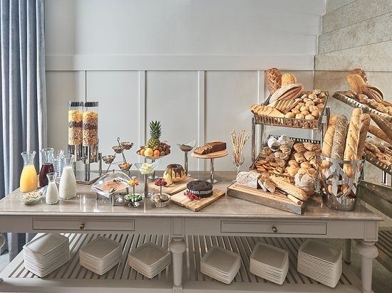 Buffet d’hôtel avec pains, viennoiseries, fruits et boissons variées