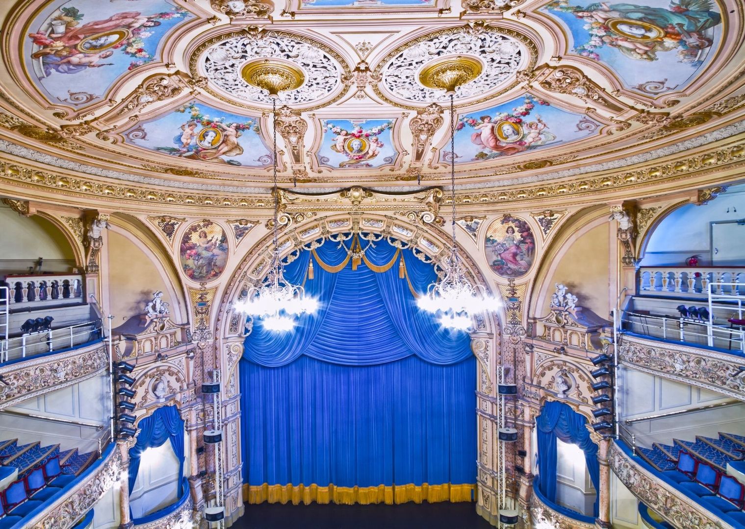 Théâtre historique orné, avec rideau bleu et décors dorés