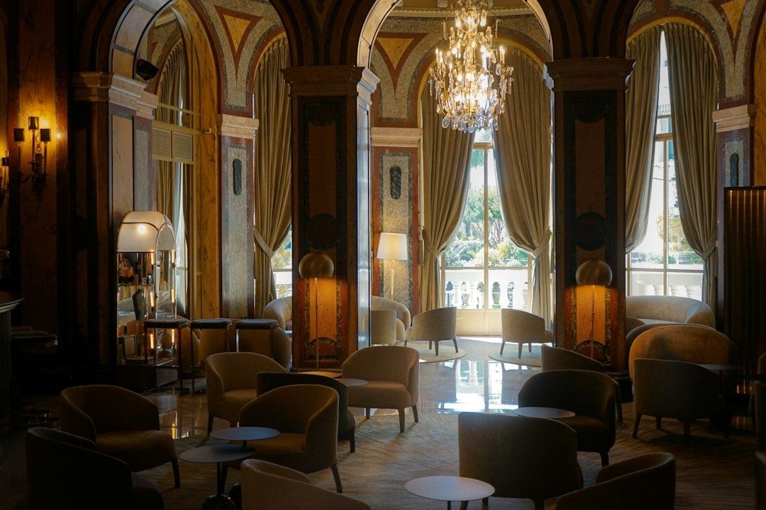 Lobby d’hôtel théâtral aux arches décorées et lustre monumental