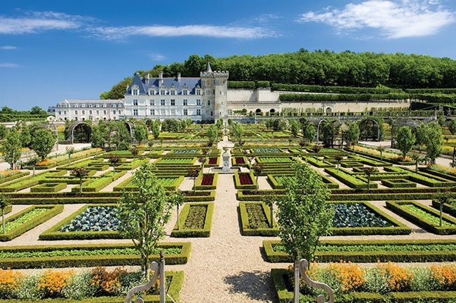 Château de la Loire et jardin à la française vu depuis ses parterres