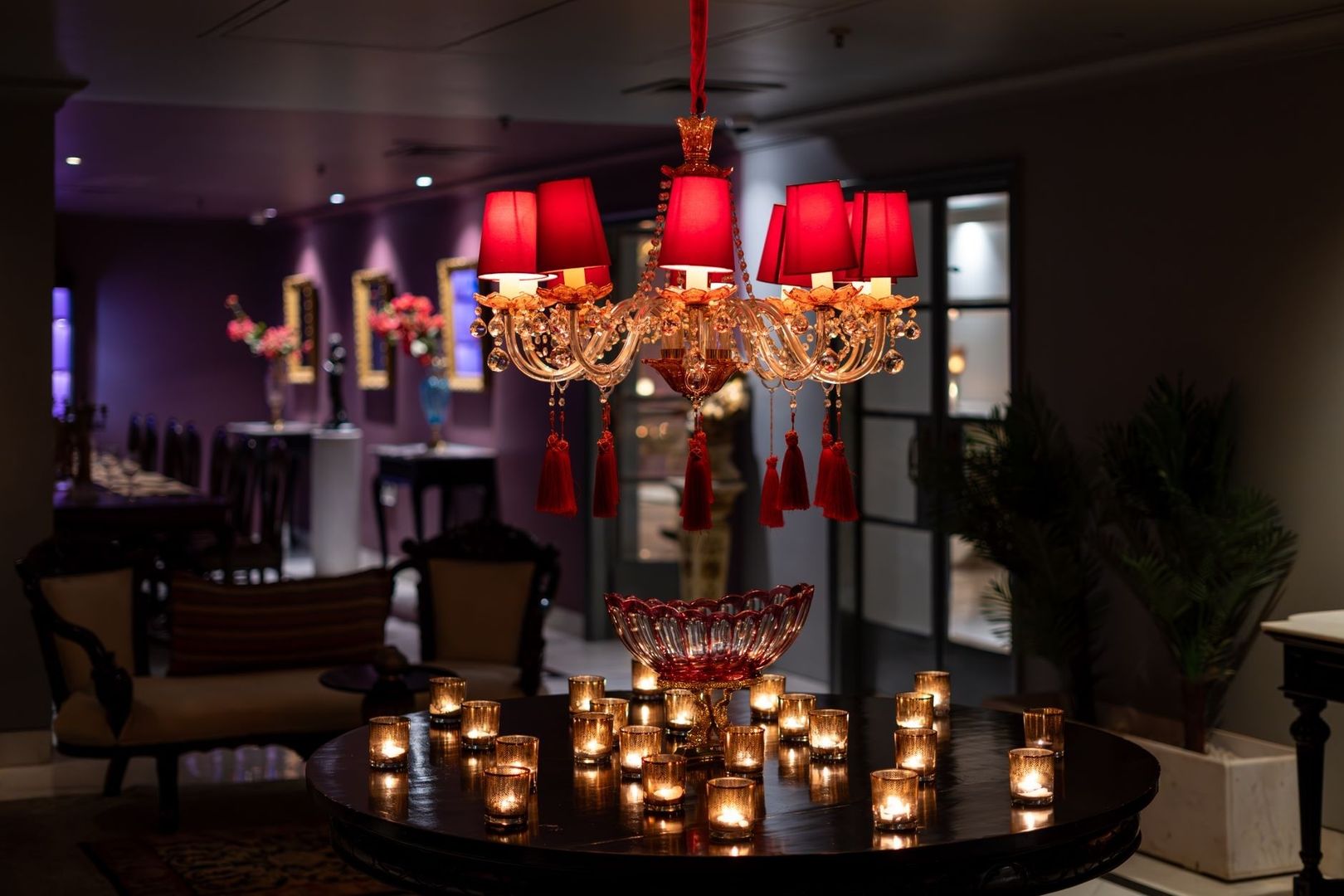 Lustre rouge théâtral éclairant un intérieur hôtelier raffiné
